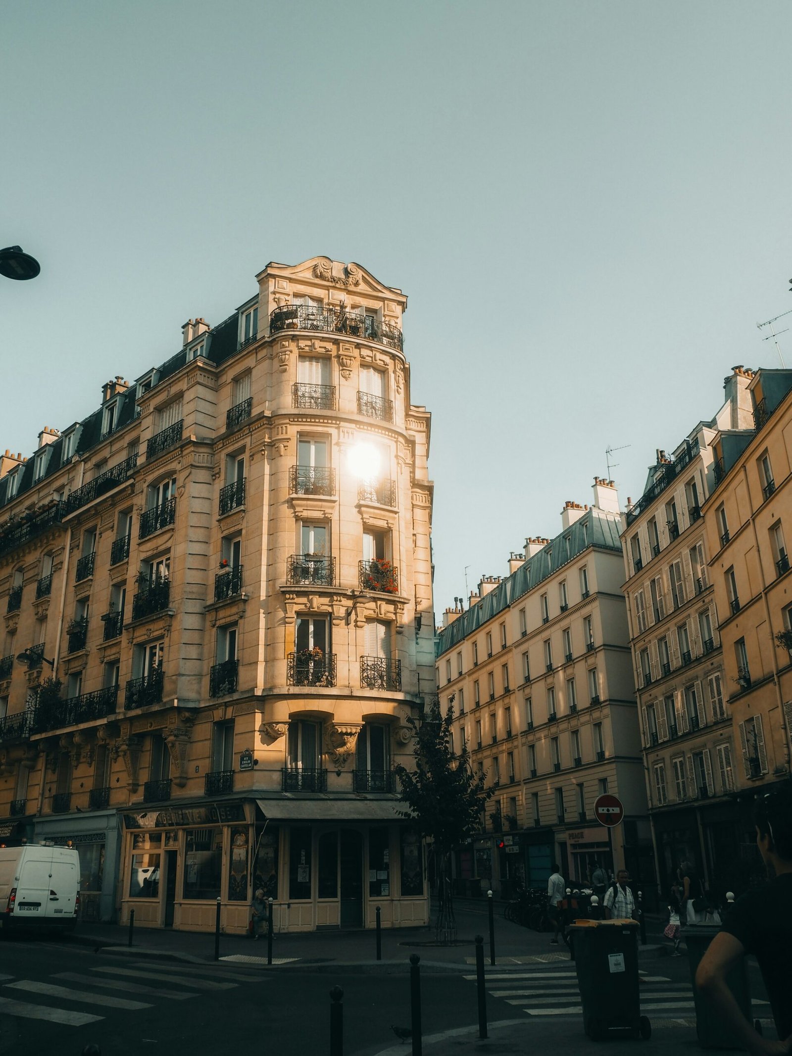 Façades d’immeubles parisiens en pierre de taille baignées de soleil