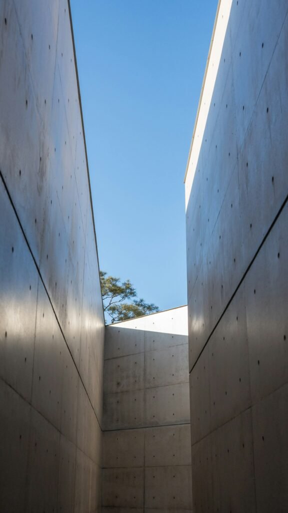 Deux murs de béton brut s’ouvrant sur un ciel bleu