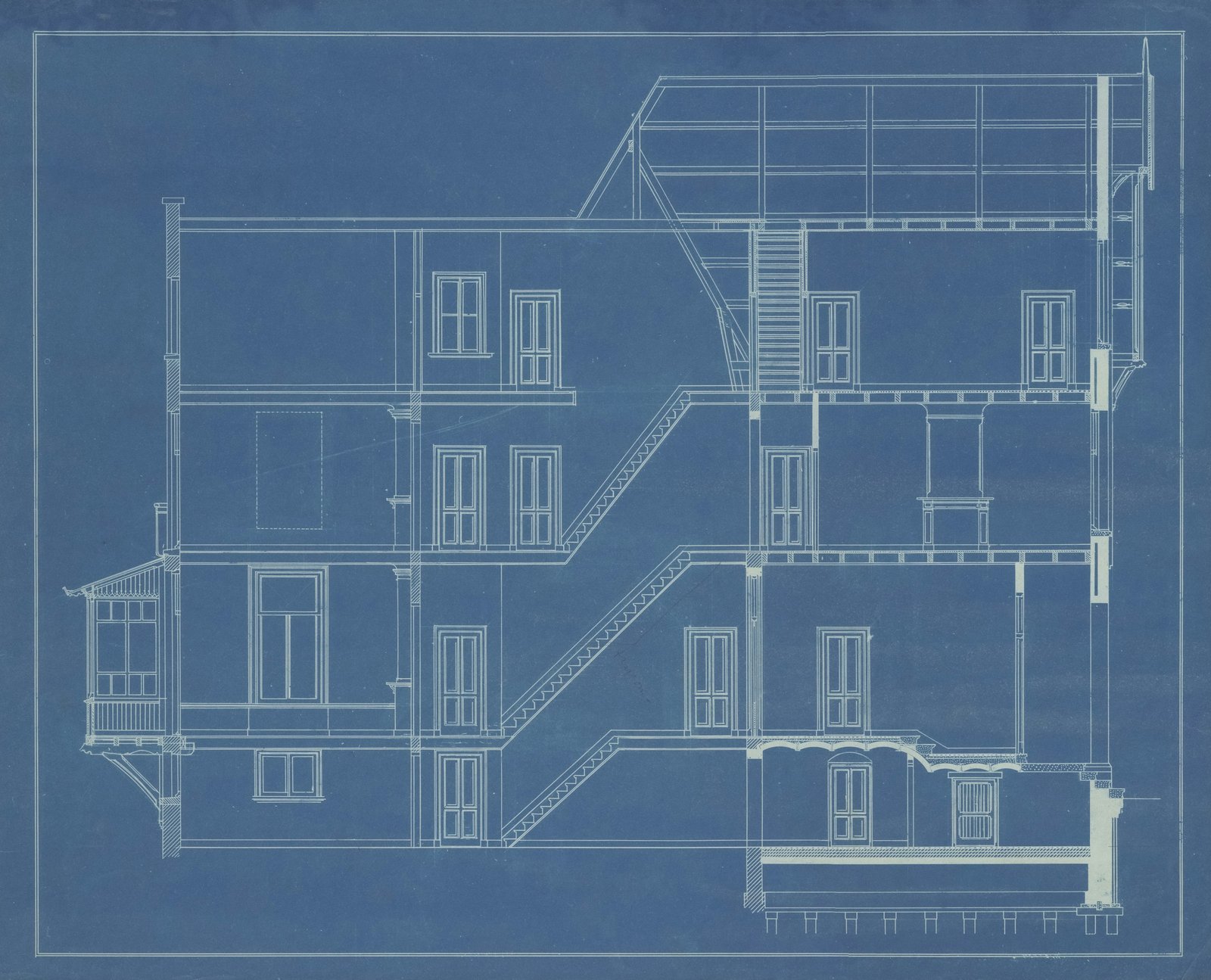 Plan en coupe d’un immeuble d’habitation tracé en blanc sur fond bleu